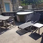 Beautiful 2 Bedroom Unit