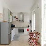 Joivy Apt For 6, Near Centre, Beach And Train Station