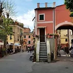 Classic Monterossino Apartment In Old Town