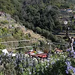 La casetta di Giuly a picco sul mare