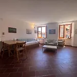 Paraggi'S House