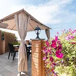 La Roccia Fiorita Appartamento Con Giardino E Jacuzzi