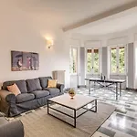 Aweshomeitaly - Bay Windows Apartment