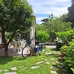 Comodo Con Giardino E Patio