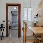 Lighthouse Central Apartment W/ Balcony