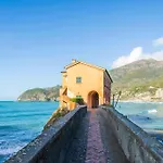 Sunshine Front Beach Levanto