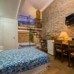 The Vernazza Main Plaza - Rooms & Suites