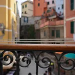 Les Pieds Dans L'Eau Vernazza