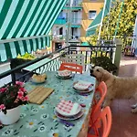 Yellow Submarine Freeparking Petfriendly