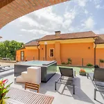 045B - Villetta Moderna 02-24E Con Vasca Idromassaggio In Giardino, Solo 15 Minuti Da Mare E Spiaggia - Posto Auto Gratuito