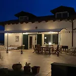 Villa Luce Del Sol With Pool - Happy Rentals