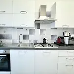 Hostdomus - Ela House
