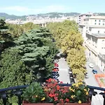 Un Nido Sui Tetti Vicino Al Mare