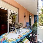 100Mq Deluxe Apt - Walk To Beach - Private Parking