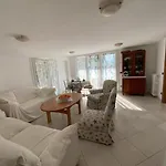 Appartamento Con 2 Camere Da Letto In Villa Con Giardino E Parcheggio