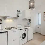 Modern White Apt With Ac And Balcony