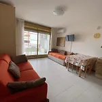 Monolocale Con Balcone, Comodo Al Mare, Posto Auto Privato