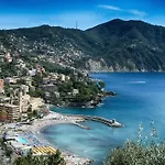 Modern House In The Center Of Recco With Parking