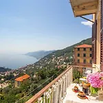Un Balcone Tra Il Cielo E Il Mare