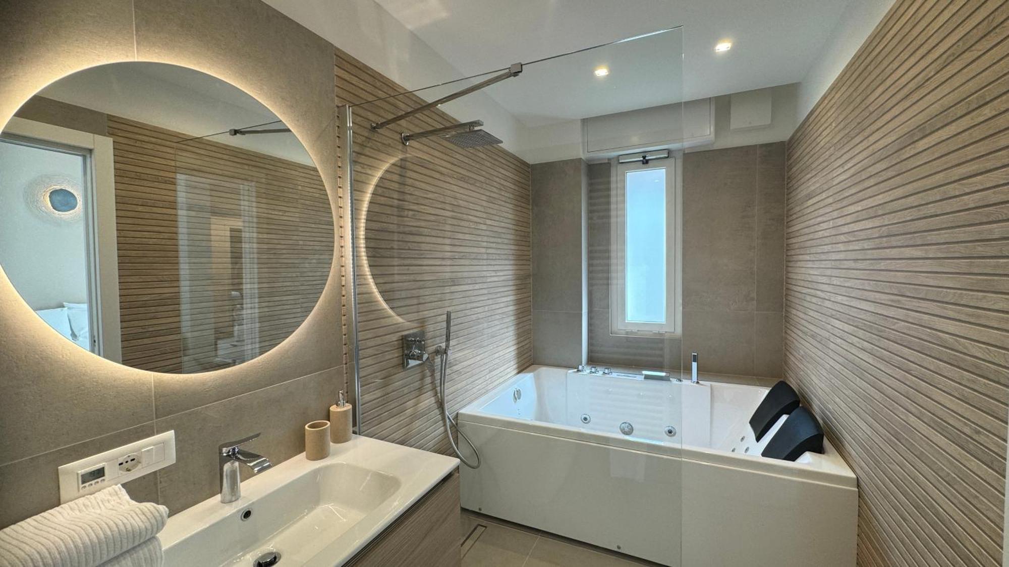 Casa Febo, In Centro Con Parcheggio Privato A 200 Mt Dal Mare * Bordighera