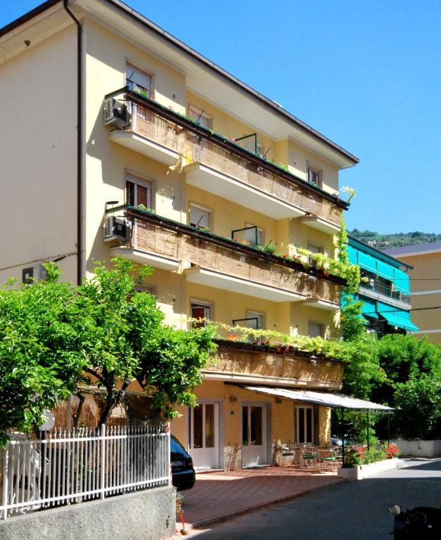 Glicini Finale Ligure